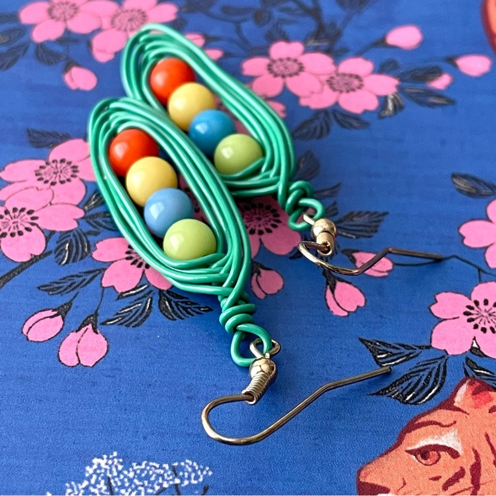 Vtg/modern artisan style peas in a pod dangle earrings whimsical wearable art - Picture 5 of 8
